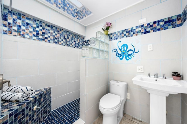 75-6150 Alii Dr Unit 7, Kailua-Kona, HI 96740 - bathroom featuring tile walls and a tile shower