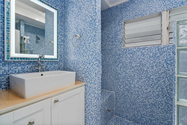75-6150 Alii Dr Unit 8, Kailua-Kona, HI 96740 - full bath featuring vanity, tile walls, and tiled shower