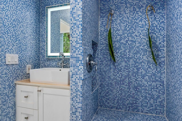 75-6150 Alii Dr Unit 8, Kailua-Kona, HI 96740 - bathroom with a tile shower, tile walls, and vanity