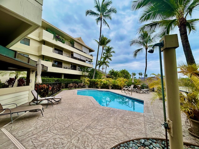 78-7100 Kamehameha Iii Rd Unit 306, Kailua-Kona, HI 96740 - community pool with a patio