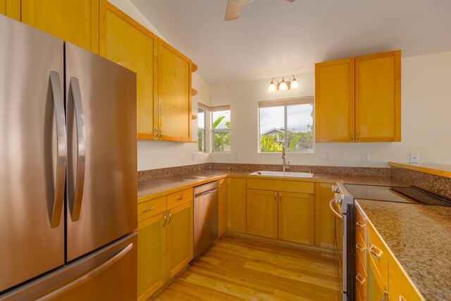 75-252 Nani Kailua Dr Unit 23, Kailua-Kona, HI 96740 - kitchen with stainless steel appliances, a sink, light wood-type flooring, and a ceiling fan