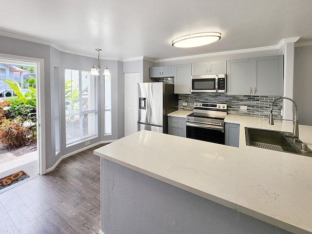 75-6081 Alii Dr Unit Dd102, Kailua-Kona, HI 96740 - kitchen featuring appliances with stainless steel finishes, gray cabinets, a sink, backsplash, and dark wood-style floors