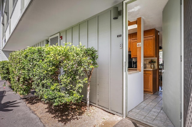 75-5776 Kuakini Hwy Unit 123, Kailua-Kona, HI 96740 - property entrance featuring board and batten siding