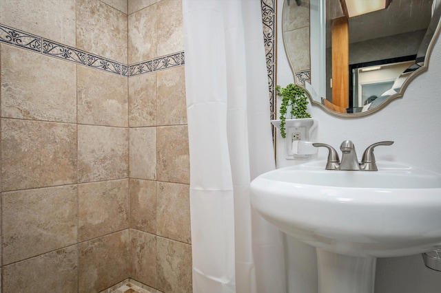 75-5776 Kuakini Hwy Unit 123, Kailua-Kona, HI 96740 - full bath with a sink and a tile shower