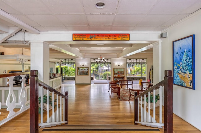 75-5776 Kuakini Hwy Unit 123, Kailua-Kona, HI 96740 - entrance foyer featuring wood finished floors and a chandelier
