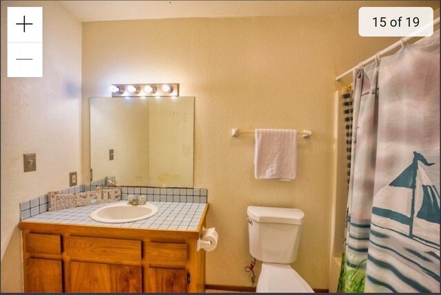 15-473 Anae St, Pahoa, HI 96778 - bathroom featuring vanity, toilet, a shower with shower curtain, and a textured wall