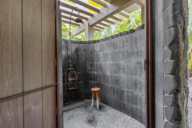 76-985 Aeo St, Kailua-Kona, HI 96740 - bathroom featuring tiled shower