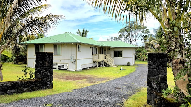 16-2069 Leilani Dr, Pahoa, HI 96778 - view of front of home featuring metal roof and a front yard