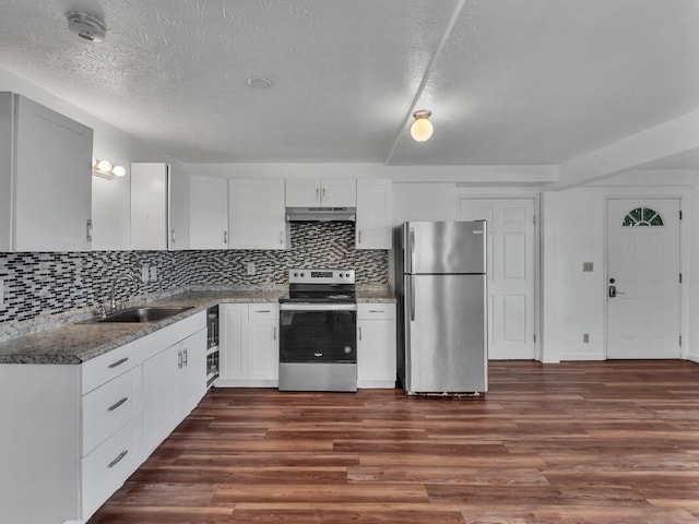 74-5156 Kialoa Pl, Kailua-Kona, HI 96740 - kitchen with appliances with stainless steel finishes, under cabinet range hood, a sink, dark wood-style floors, and a textured ceiling