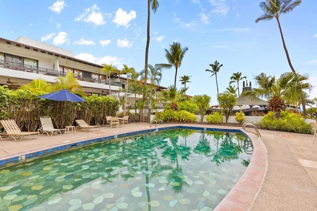 75-6082 Alii Dr # B333, Kailua-Kona, HI 96740 - community pool with a patio