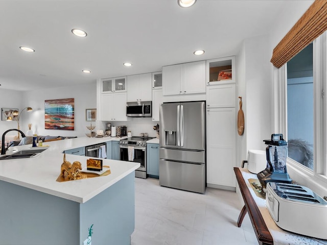 75-6009 Alii Dr Unit H2, Kailua-Kona, HI 96740 - kitchen featuring stainless steel appliances, a sink, a peninsula, recessed lighting, and light countertops