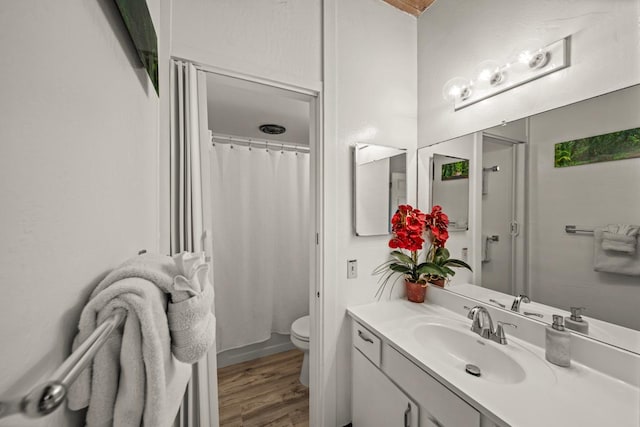76-6246 Alii Dr Unit 343, Kailua-Kona, HI 96740 - bathroom featuring toilet, vanity, wood finished floors, and a shower with shower curtain