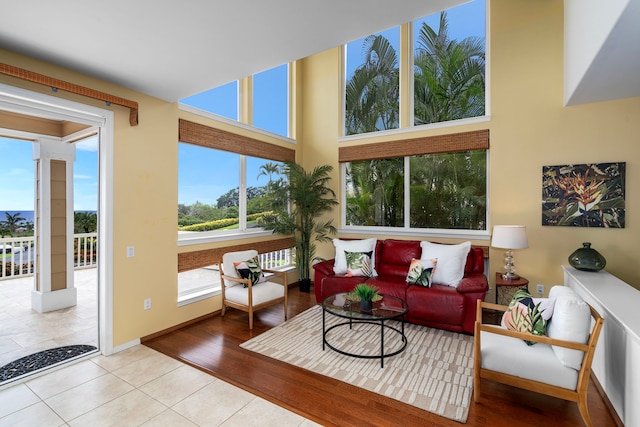 75-6060 Kuakini Hwy Unit B1, Kailua-Kona, HI 96740 - tiled living room with a high ceiling