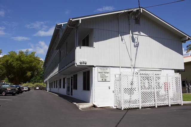 272 Kapiolani St Unit 203, Hilo, HI 96720 - view of side of property with uncovered parking