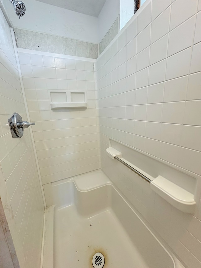16-2122 Ginger Ln, Pahoa, HI 96778 - bathroom featuring a shower