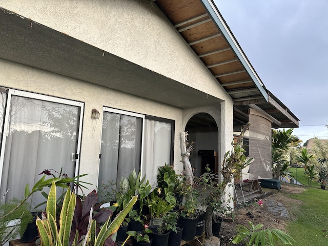 74-834 Uluaoa St, Kailua-Kona, HI 96740 - property entrance with stucco siding