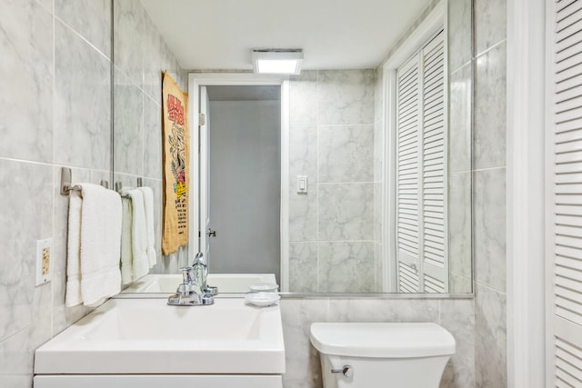 3411 Wilcox Rd Unit F 69, Lihue, HI 96766 - bathroom featuring tile walls, a closet, and vanity