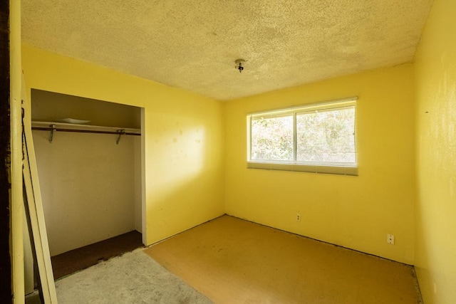 137 Kuakolu Pl, Hilo, HI 96720 - unfurnished bedroom featuring a closet and a textured ceiling