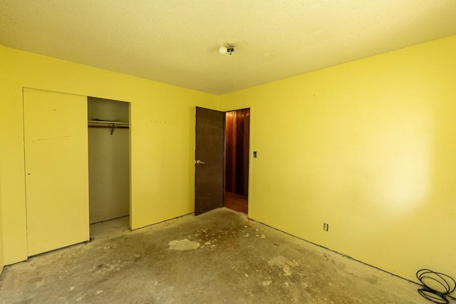 137 Kuakolu Pl, Hilo, HI 96720 - unfurnished bedroom featuring concrete floors and a closet