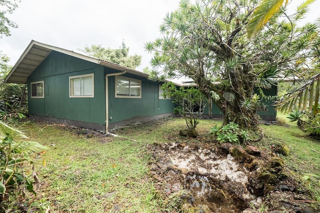 137 Kuakolu Pl, Hilo, HI 96720 - view of side of property with a yard