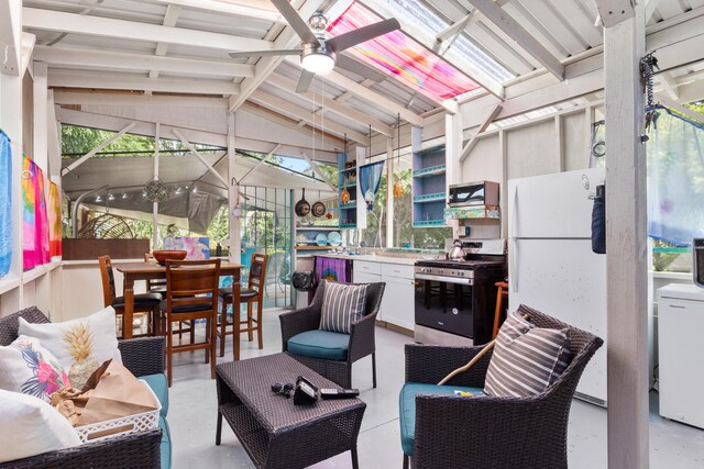 15-1385 Makuu Dr, Keaau, HI 96749 - sunroom featuring vaulted ceiling