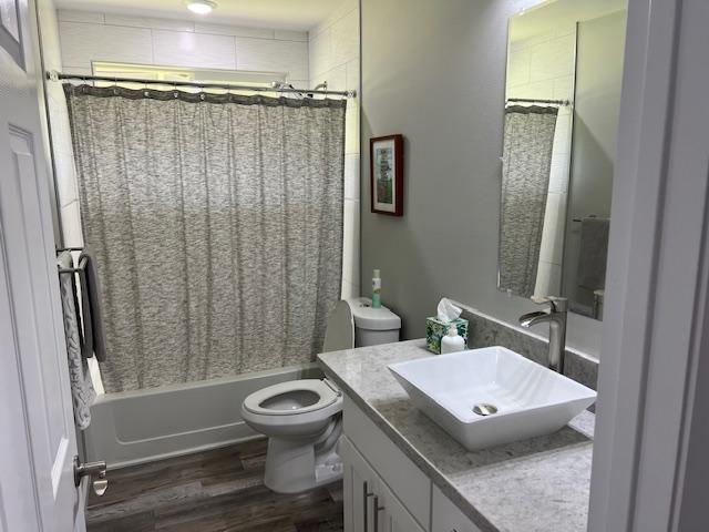 16-553 Orchidland Dr, Kurtistown, HI 96760 - full bath featuring wood finished floors, vanity, and shower / tub combo