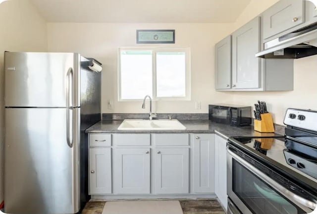 92-8260 Bamboo Ln, Ocean View, HI 96737 - kitchen featuring stainless steel appliances, under cabinet range hood, a sink, and light wood-style flooring
