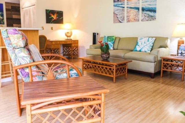 75-6016 Alii Dr Unit 108, Kailua-Kona, HI 96740 - living area with wood finished floors