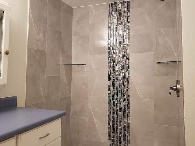 75-6016 Alii Dr Unit 108, Kailua-Kona, HI 96740 - full bath with tiled shower and vanity