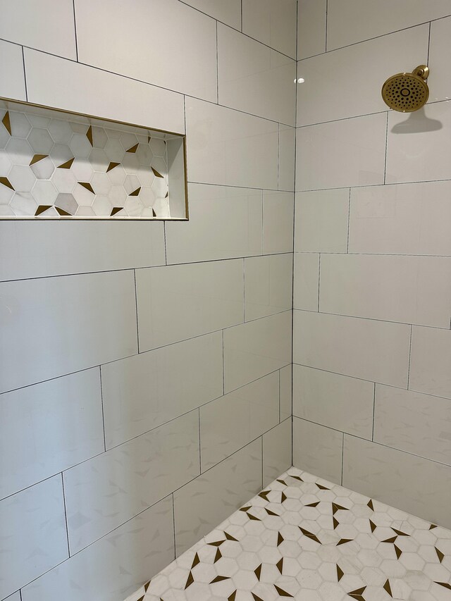 64-5304 Puu Nani Dr, Kamuela, HI 96743 - bathroom featuring a tile shower