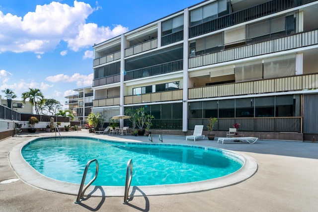 75-5719 Alii Dr Unit 321, Kailua-Kona, HI 96740 - community pool with a patio area