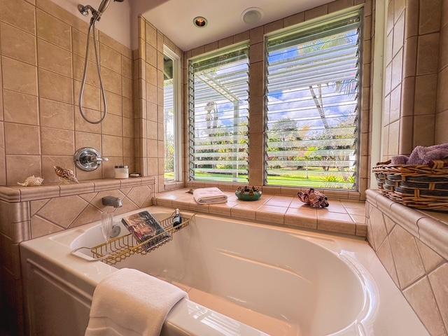 15-1500 10th Ave, Keaau, HI 96749 - full bathroom with a bath