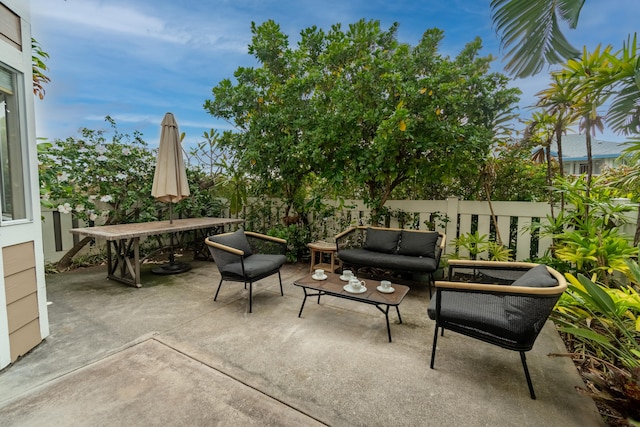 75-6081 Alii Dr Unit Kk102, Kailua-Kona, HI 96740 - view of patio featuring an outdoor hangout area and outdoor dining space