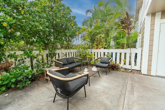 75-6081 Alii Dr Unit Kk102, Kailua-Kona, HI 96740 - fenced backyard with a patio area and an outdoor hangout area