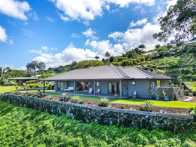 75-650 Halewili Pl, Kailua-Kona, HI 96725 - view of front facade with a metal roof, a front yard, a standing seam roof, and stucco siding