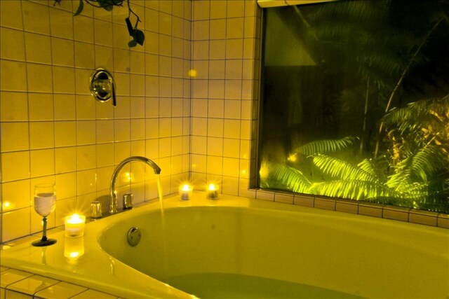 11-3868 Liona St, Volcano, HI 96785 - full bathroom featuring a garden tub