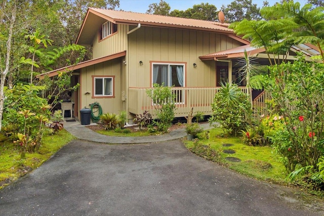 11-3868 Liona St, Volcano, HI 96785 - view of front facade with a wooden deck