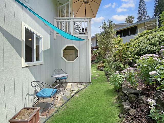 76-6323 Mahuahua Pl, Kailua-Kona, HI 96740 - view of grassy yard with a balcony