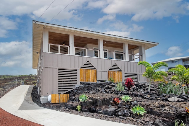 88-1965 Milolii Rd, Captain Cook, HI 96704 - view of front facade featuring a metal roof and a balcony