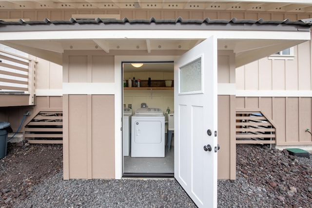 88-1965 Milolii Rd, Captain Cook, HI 96704 - entrance to property featuring independent washer and dryer and board and batten siding