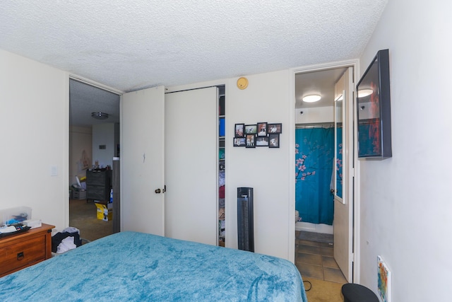2916 Date St Unit 6F, Honolulu, HI 96816 - bedroom with a textured ceiling