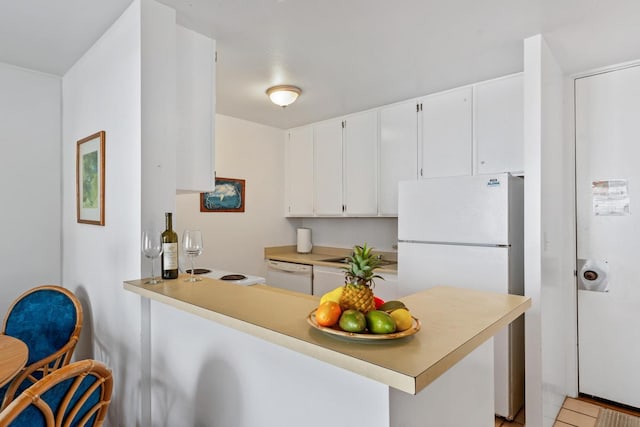 75-5870 Kahakai Rd Unit 308, Kailua-Kona, HI 96740 - kitchen featuring white appliances, light countertops, a peninsula, and white cabinets