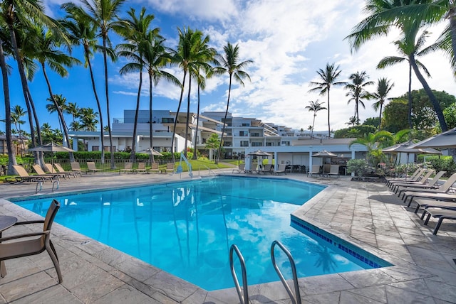 75-6040 Alii Dr Unit 714, Kailua-Kona, HI 96740 - community pool with a patio area and a residential view