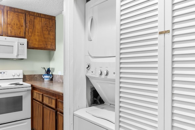 77-301 Noelani Way Unit 12, Kailua-Kona, HI 96740 - washroom with stacked washer / drying machine and a textured ceiling
