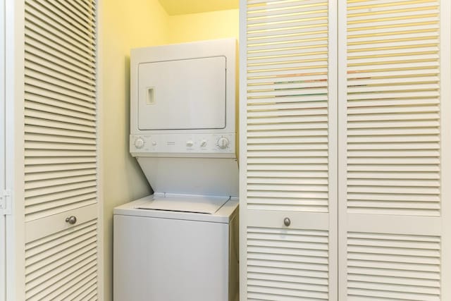 78-6833 Alii Dr Unit C5, Kailua-Kona, HI 96740 - laundry room featuring estacked washer and dryer