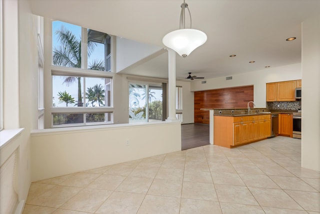 75-6060 Kuakini Hwy Unit E4, Kailua-Kona, HI 96740 - kitchen with open floor plan, appliances with stainless steel finishes, backsplash, a ceiling fan, and a peninsula