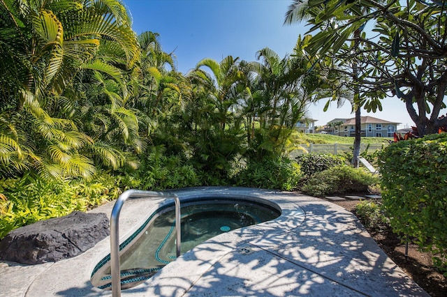 75-6060 Kuakini Hwy Unit E4, Kailua-Kona, HI 96740 - view of pool with an in-ground hot tub