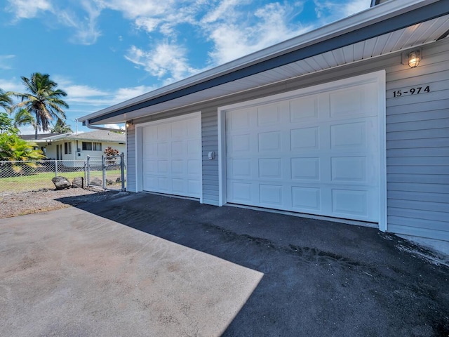 15-974 Paradise Ala Kai Dr, Keaau, HI 96749 - garage featuring driveway