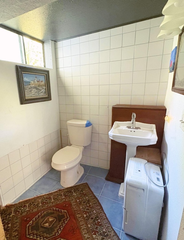 11-3927 8th St, Volcano, HI 96785 - bathroom with tile patterned floors and tile walls