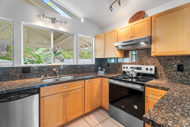 75-217 Nani Kailua Dr Unit 157, Kailua-Kona, HI 96740 - kitchen featuring appliances with stainless steel finishes, under cabinet range hood, vaulted ceiling, backsplash, and light tile patterned floors